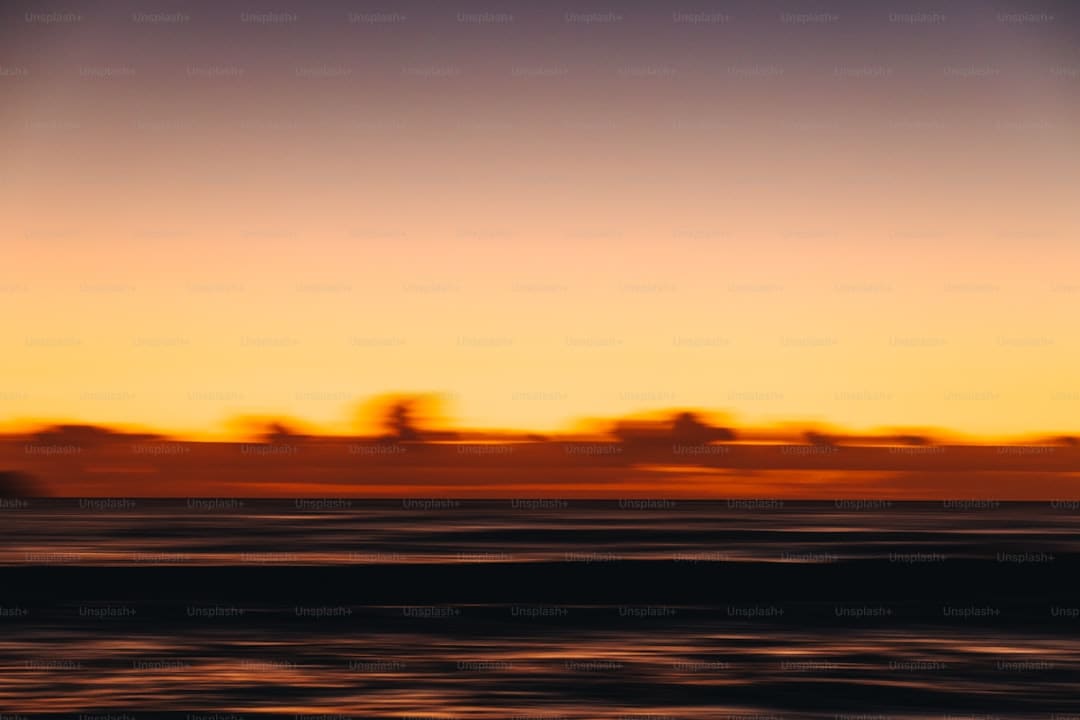 江苏启东朝霞映海滩浪漫如画